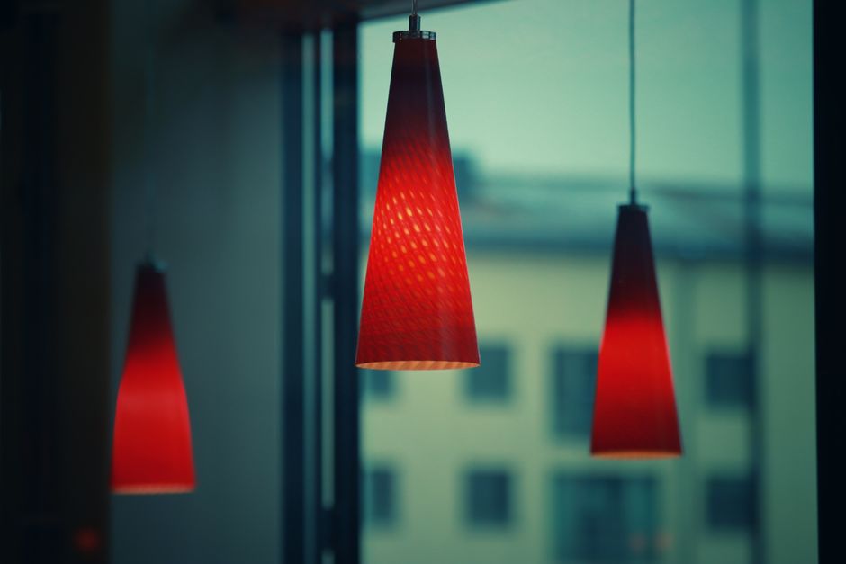 Moderne Küche mit eleganten Hängelampen für stilvolle Beleuchtung und Ambiente.